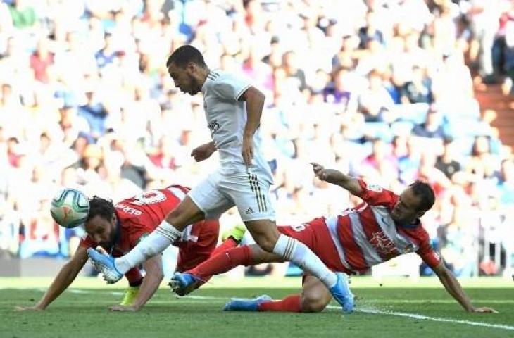 Aksi penyerang Real Madrid, Eden Hazard saat mencetak gol ke gawang Granada. (PIERRE-PHILIPPE MARCOU / AFP)