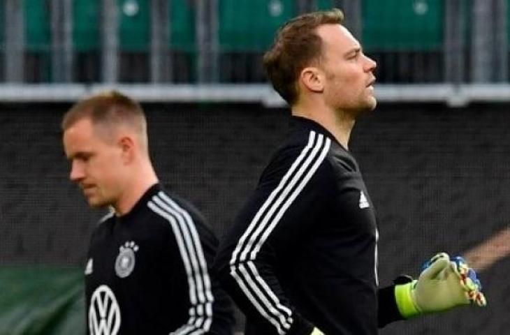 Dua Kiper timnas Jerman Manuel Neuer (kanan) dan Marc-Andre ter Stegen saat melakukan sesi latihan. (Tobias SCHWARZ / AFP)