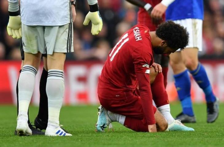 Penyerang Liverpool, Mohamed Salah berusaha bangkit usai dilanggar pemain Leicester City dalam lanjutan Liga Primer Inggris 2019/20 di Stadion Anfield, Sabtu (5/10/2019). [PAUL ELLIS / AFP]