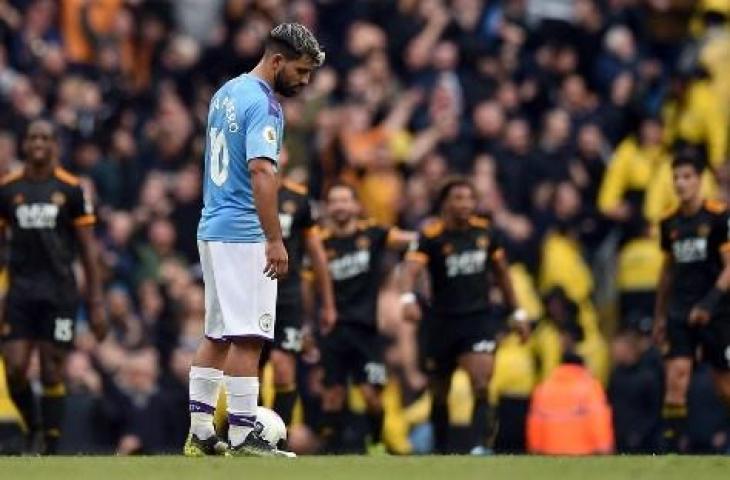 Striker Manchester City, Sergio Aguero, nampak tertunduk lesu usai kalah dari Wolverhampton dalam lanjutan Liga Primer Inggris, Minggu (6/10/2019) malam WIB. (OLI SCARFF / AFP)