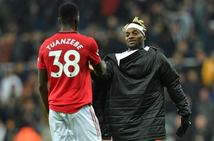 Bek Manchester United, Axle Tuanzebe berjabat tangan dengan pemain Newcastle seusai pertandingan di Stadion St James Park, Minggu (6/10/2019). [PAUL ELLIS / AFP]