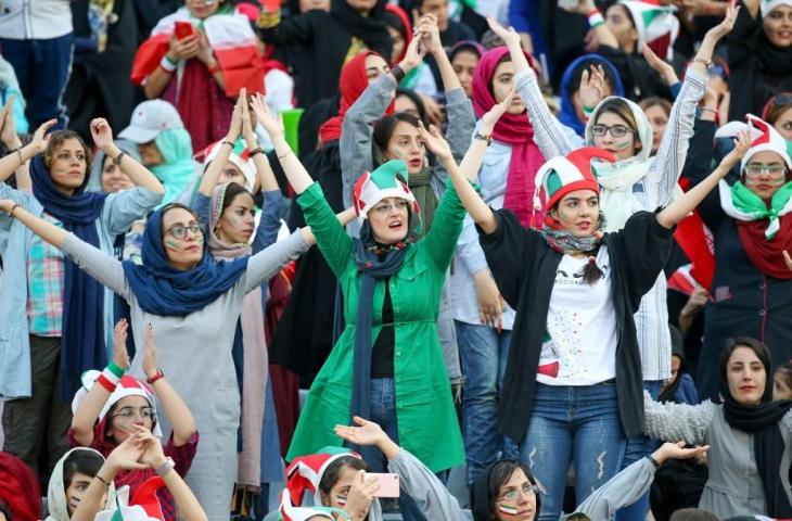 Wanita Iran saat menghadiri pertandingan Iran vs Kamboja. (Atta Kenare/AFP).