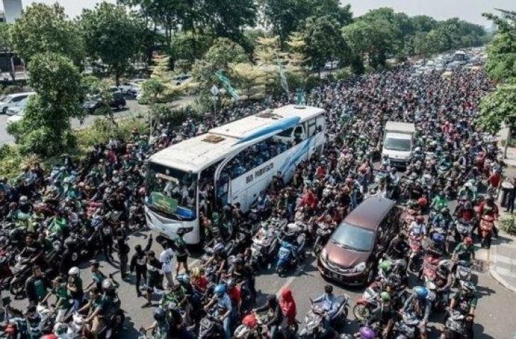 Rombongan Persebaya U-20 saat disambut ribuan bonek-bonita di Surabaya. (Instagram/officialpersebaya)