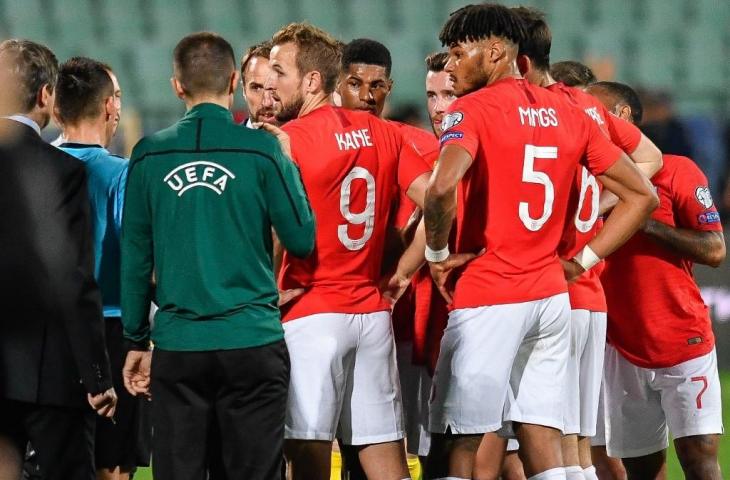 Kapten Timnas Inggris, Harry Kane protes terhadap wasit atas aksi rasis yang dilakukan suporter Bulgaria pada laga Kualifikasi Piala Eropa 2020, Selasa (15/10/2019). [NIKOLAY DOYCHINOV / AFP]