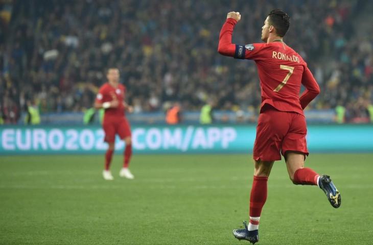 Cristiano Ronaldo merayakan golnya ke gawang Ukraina. Sayang pada laga Kualifikasi Piala Eropa 2020 tersebut, Portugal kalah 1-2 atas tuan rumah Ukraina, Selasa (15/10/2019). [GENYA SAVILOV / AFP]