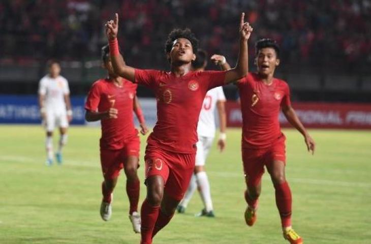 Pesepak bola Indonesia U-19 Amiruddin Bagus Kahfi (tengah) melakukan selebrasi usai mencetak gol ke gawang China U-19 saat laga uji coba di Gelora Bung Tomo, Surabaya, Jawa Timur, Kamis (17/10/2019). ANTARA FOTO/Zabur Karuru