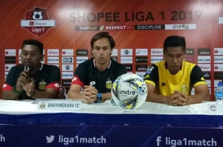 Pelatih Bhayangkara FC Paul Munster (tengah) dan pemainnya Indra Kahfi (kanan) dalam jumpa pers sehari jelang pertandingan melawan Tira-Persikabo, Jumat (18/10/2019). (Adie Prasetyo Nugraha/suara.com).