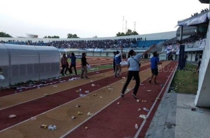 Kerusuhan mewarnai laga PSIM Yogyakarta vs Persis Solo dalam lanjutan Liga 2 2019, Senin (22/10/2019). [Suara.com/M Ilham Baktora]