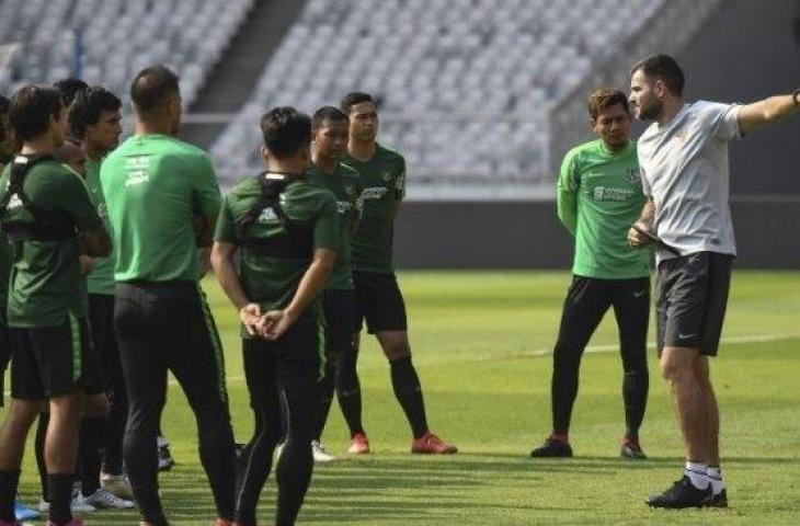 Pelatih Timnas Indonesia Simon McMenemy (kanan) memberikan instruksi kepada pemain timnas saat pemusatan latihan di Stadion Utama Gelora Bung Karno, Senayan, Jakarta, Rabu (2/10/2019). Latihan tersebut sebagai persiapan jelang melawan Uni Emirat Arab di Stadion Al Maktoum, Dubai, pada 10 Oktober dalam ajang Grup G Kualifikasi Piala Dunia 2022 zona Asia. (ANTARA FOTO/Hafidz Mubarak A/aww)