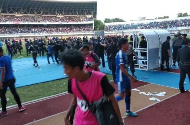 Kerusuhan mewarnai laga PSIM Yogyakarta vs Persis Solo dalam lanjutan Liga 2 2019, Senin (22/10/2019). [Suara.com/M Ilham Baktora]