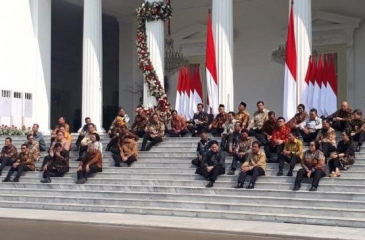 Dengan suasana santai sambil duduk di pelataran Istana Kepresidenan, Jokowi memperkenalkan satu persatu Menteri yang akan menjadi pembantunya selama lima tahun ke depan. (Suara.com/Achmad Fauzi)