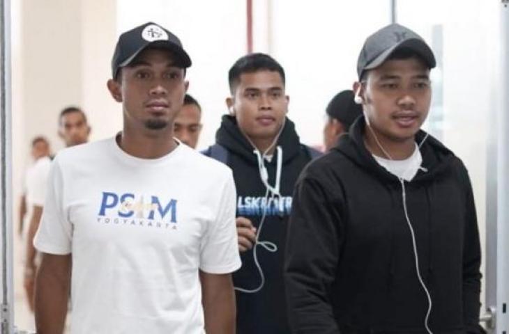 Bek PSIM, Achmad Hisyam Tolle (kiri). (Instagram/@psimjogja_official)