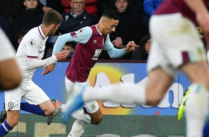 Pemain Burnley nampak berduel dengan gelandang Chelsea, Christian Pulisic dalam lanjutan Liga Primer Inggris 2019/20, Sabtu (26/10/2019). (Instagram/@burnleyofficial)