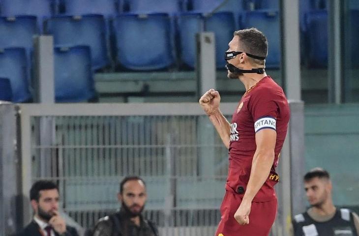 Salah satu sudut Stadion Olimpico terlihat saat Edin Dzeko merayakan golnya ke gawang AC Milan, Senin (28/10/2019) dini hari tadi. [ANDREAS SOLARO / AFP]