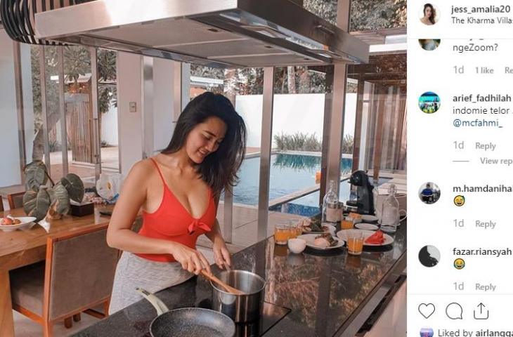 Fans Persija Jakarta yang termasuk anggota Jak Angel, Jess Amalia belum lama ini jadi perhatian usai mengunggah foto saat memasak. [jess_amalia20 / Instagram]