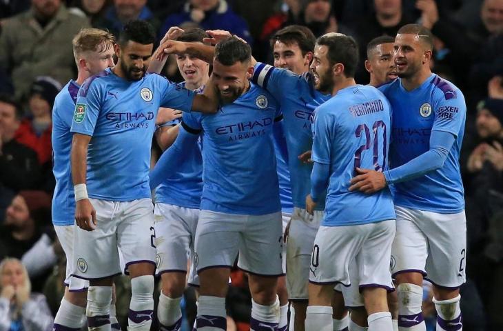 Bek Manchester City, Nicolas Otamendi mendapat sambutan dari teman setim setelah mencetak gol ke gawang Southampton di lanjutan 16 Besar Piala Liga Inggris, Rabu (30/10/2019). [LINDSEY PARNABY / AFP]