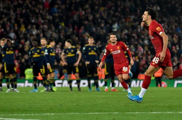 Pemain Liverpool, Curtis Jones merayakan gol penalti ke gawang Arsenal. Pada laga babak 16 besar Piala Liga Inggris yang dihelat, Kamis (31/10/2019), The Reds menang lewat adu penalti. [PAUL ELLIS / AFP]