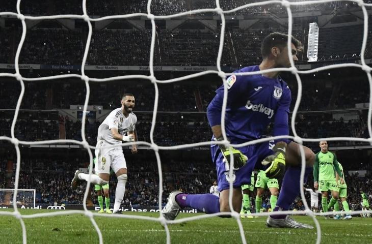 Penyerang Real Madrid, Karim Benzema merayakan gol usai menjebol gawang Leganes, Kamis (31/10/2019). [OSCAR DEL POZO / AFP]