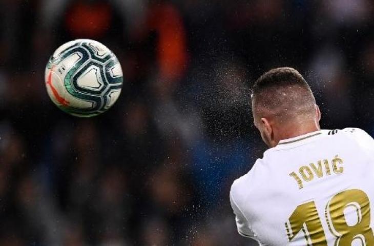 Aksi striker Real Madrid, Luka Jovic saat membobol gawang Leganes pada lanjutan La Liga Spanyol, Kamis (31/10) dini hari WIB. (OSCAR DEL POZO / AFP)