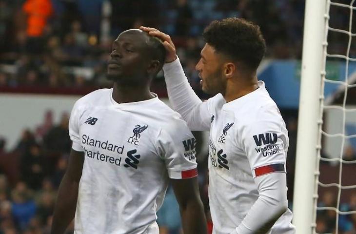 Penyerang Liverpool, Sadio Mane merayakan gol ke gawang Watford bersama Alex Oxlide-Chamberlain, Sabtu (2/11/2019). 