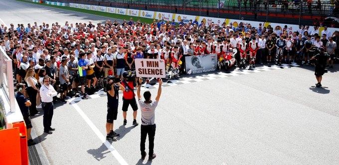 Aksi mengheningkan cipta di Sirkuit Sepang untuk mengenang pebalap asal Indonesia Afridza Munandar yang meninggal saat melakoni Race 1 di ajang Asia Talent Cup, Minggu (3/11/2019). [AsiaTalentCup / twitter]