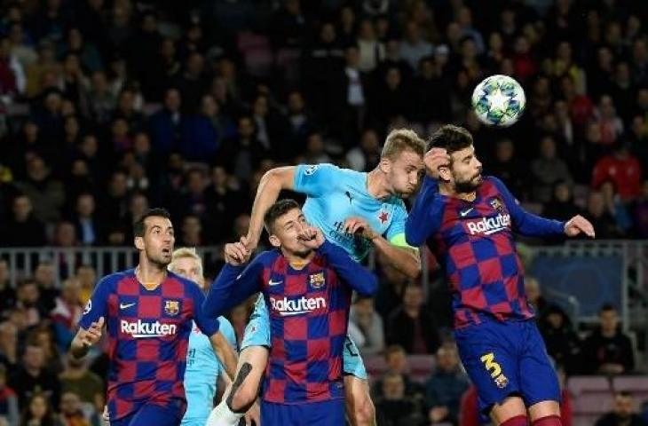 Aksi bek Barcelona, Gerard Pique saat pertandingan melawan Slavia Praha di Liga Champions, Rabu (6/11/2019) dini hari WIB. (LLUIS GENE / AFP)