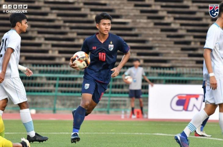 Aksi striker Timnas Thailand U-19, Suphanat Mueanta saat membobol gawang Kep Mariana Utara dalam kemenangan 21-0. (Twitter/@Changsuek_TH)