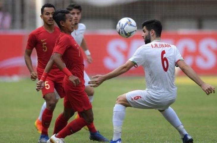 Pemain Timnas Indonesia U-19, Beckham Putra Nugraha (kedua kiri) berebut bola dengan pemain Timnas Iran U-19, Yasin Salmani (kanan) pada pertandingan persahabatan di Stadion Patriot Candrabhaga, Bekasi, Jawa Barat, Sabtu (7/9/2019). (ANTARA FOTO/Nova Wahyudi)