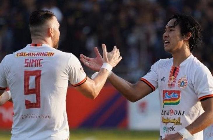 Dua pencetak gol Persija, Marko Simic (kiri) dan Ryuji Utomo (kanan) saat melawan Semen Padang di Stadion Haji Agus Salim, Padang, Kamis (7/11/2019). (Dok. Persija)