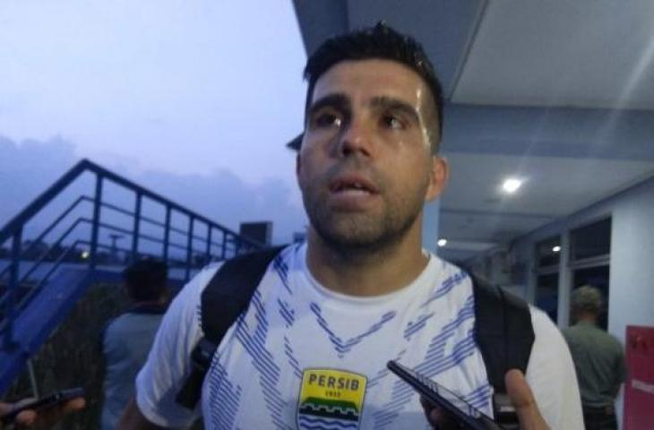 Bek Persib asal Brasil, Fabiano Beltrame usai menjalani latihan rutin di lapangan Arcamanik, Bandung, Jawa Barat, Rabu (23/5/2019). [Suara.com/Aminuddin]