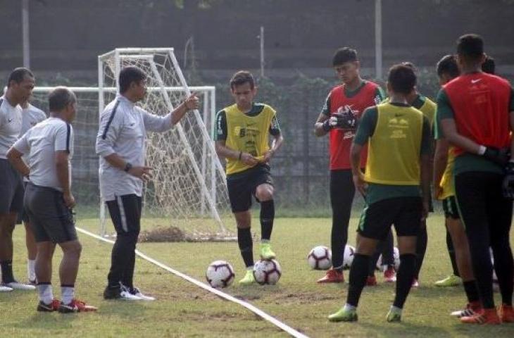 Pelatih Timnas Indonesia U-23, Indra Sjafri (keempat kiri) memberikan arahan pada anak asuhnya saat latihan di Stadion Pajajaran, Bogor, Jawa Barat, Rabu (2/10/2019). (ANTARA FOTO/Yulius Satria Wijaya)