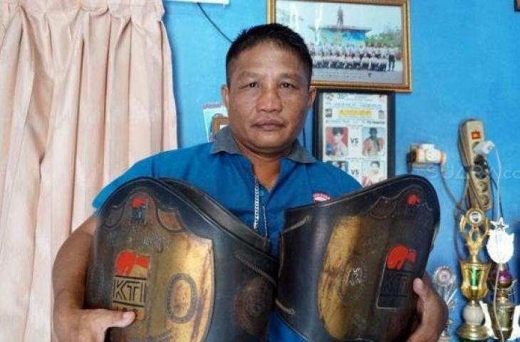 Petinju Ippo Gala menunjukkan koleksi dua sabuk gelar juara nasional di kediamannya di kawasan Cakung, Jakarta Timur, Senin (11/11/2019). Ia menjadi satu-satunya petinju Indonesia yang pernah melawan ikon tinju dunia Manny Pacquiao. [Suara.com/Arief Apriadi]