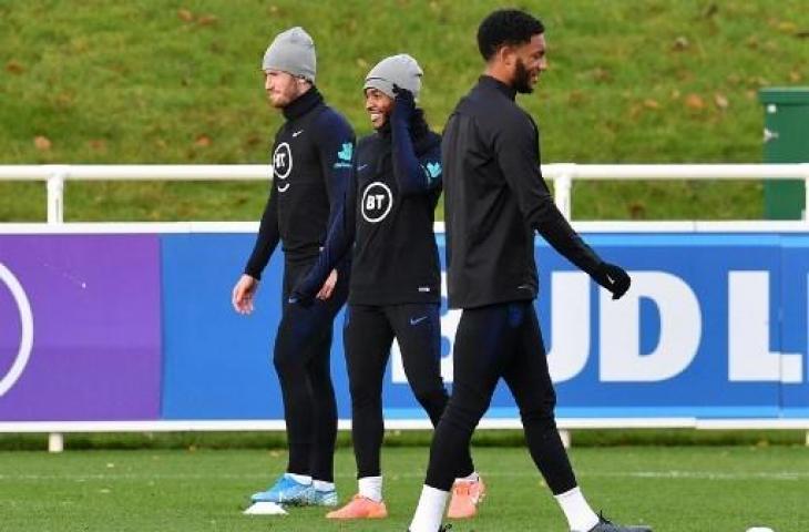 Raheem Sterling dan Joe Gomez saat berada di pusat latihan Timnas Inggris. (PAUL ELLIS / AFP)