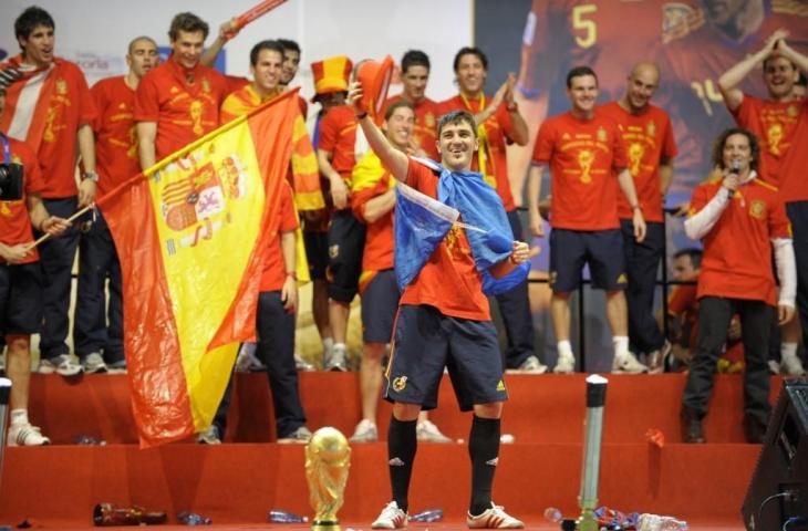 David Villa merayakan keberhasila Timnas Spanyol meraih trofi Piala Dunia 2010 di Afrika Selatan. [MIGUEL RIOPA / AFP]