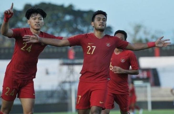 Pemain Timnas Indonesia U-23, Muhammad Rafli (kedua kiri) melakukan selebrasi bersama rekannya Feby Eka Putra (kiri) setelah membobol gawang Timnas Iran U-23 pada pertandingan persahabatan di Stadion I Wayan Dipta, Gianyar, Bali, Rabu (13/11/2019). (ANTARA FOTO/Nyoman Budhiana/wsj)