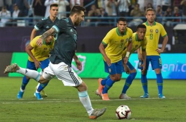 Penyerang Argentina, Lionel Messi saat mencetak gol ke gawang Brasil dalam laga uji coba di Stadion King Saud University, Arab Saudi, Sabtu (16/11/2019) dini hari WIB. (FAYEZ NURELDINE / AFP)