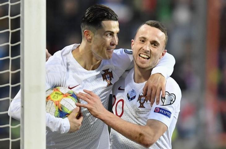 Cristiano Ronaldo mencetak gol untuk Timnas Portugal saat menghadapi Luxemburg, Senin (18/11/2019). Pada lanjutan Kualifikasi Piala Eropa 2020 tersebut Portugal menang dengan skor 2-0. [JOHN THYS / AFP]