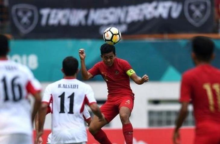 Centre-back Timnas Indonesia U-22, Nurhidayat Haji Haris (kedua kanan). [ANTARA FOTO/Sigid Kurniawan]