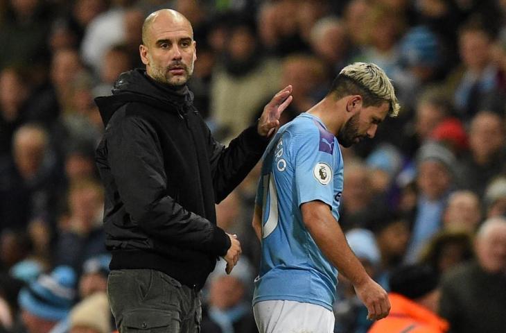 Manajer Manchester City, Pep Guardiola menepuk punggung Sergio Aguero usai timnya mengalahkan Chelsea, Minggu (24/11/2019). [OLI SCARFF / AFP]