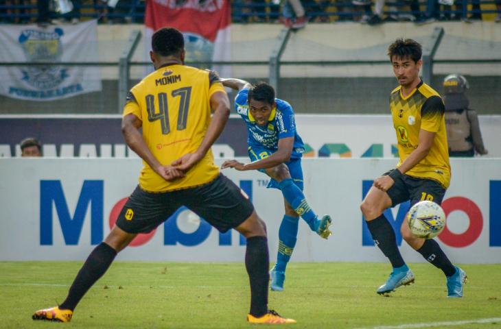 Pesepakbola Persib Bandung Frets Butuan (tengah) menendang bola ke gawang Barito Putera saat menjalani laga lanjutan liga 1 di Stadion Si Jalak Harupat, Kabupaten Bandung, Jawa Barat, Minggu (24/11/2019). Pertandingan tersebut berlangsung imbang dengan skor 0-0. ANTARA FOTO/Raisan Al Farisi/hp.