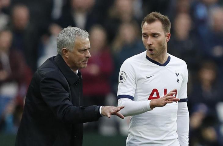 Pelatih Tottenham Hotspur, Jose Mourinho saat memberi instruksi pada Christian Eriksen pada laga kontra West Ham United, Sabtu (23/11/2019). [ADRIAN DENNIS / AFP]