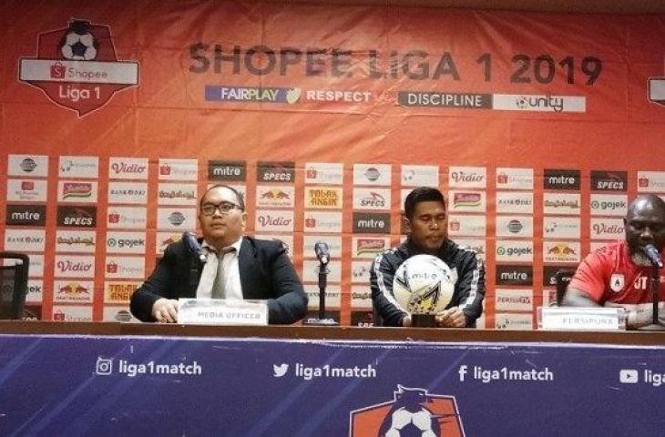 Pelatih Persipura Jayapura Jacksen F. Tiago (kanan) dan pemainnya Dede Sulaiman (tengah) dalam jumpa pers sehari jelang melawan Persija Jakarta di SUGBK, Rabu (27/11/2019). (suara.com/Adie Prasetyo Nugraha).
