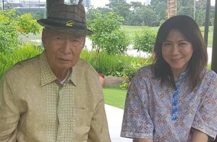 Mendiang Ciputra (kiri) bersama legenda bulutangkis Indonesia, Susy Susanti. [Instagram/susysusantiofficial]