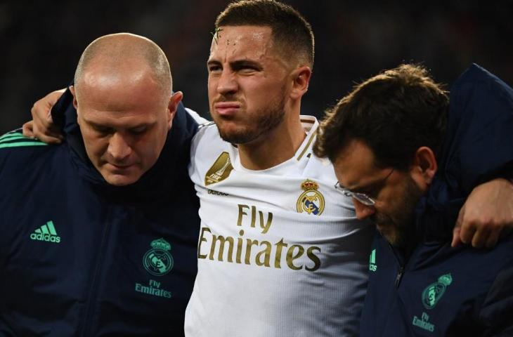 Penyerang Real Madrid, Eden Hazard cedera saat menghadapi PSG pada lanjutan matchday 5 Liga Champions, Rabu (27/11/2019) dini hari tadi. [GABRIEL BOUYS / AFP]