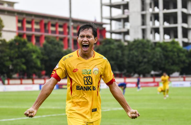 Pesepak bola Bhayangkara FC Adam Alis melakukan selebrasi usai mencetak gol saat melawan Arema FC pada laga lanjutan Liga 1 di Stadion PTIK, Jakarta, Rabu (27/11/2019). ANTARA FOTO/Galih Pradipta/ama.
