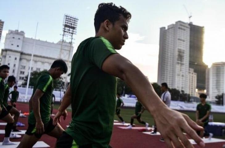 Pemain Timnas Indonesia U-22 Egy Maulana Vikri (kanan) melakukan pendinginan seusai berlatih di Stadion Rizal Memorial, Manila, Filipina, Rabu (27/11/2019). Timnas Indonesia yang berada di Grup B Sea Games 2019 akan menjalani pertandingan lanjutan melawan Timnas Singapura pada Kamis 28 November 2019 pukul 20.00 waktu setempat. (ANTARA FOTO/Sigid Kurniawan)