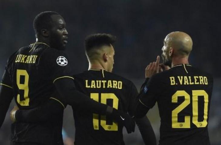 Duet penyerang Inter Milan, Romelu Lukaku (kiri) dan Lautaro Martinez merayakan gol ke gawang Slavia Praha pada laga Liga Champions 2019/2020 di Sinobo Stadium, Vrsovice, Praha, Kamis (28/11/2019) dini hari WIB. [AFP]