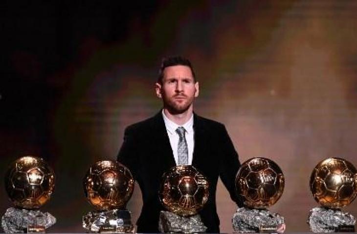 Bintang Barcelona, Lionel Messi membuat rekor setelah meraih trofi Ballon d'Or untuk keenam kalinya pada 2019 di Chatelet Theatre, Paris. (FRANCK FIFE / AFP)