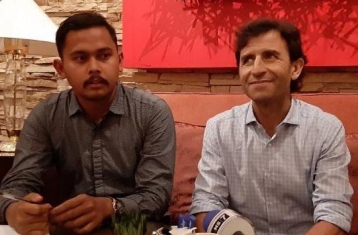 Pelatih asal Spanyol Luis Milla (kanan) memberikan keterangan usai bertemu dengan PSSI di Manila, Filipina, Jumat (29/11/2019). Milla diundang PSSI ke Manila untuk memaparkan program-programnya sebagai salah satu calon pelatih tim nasional Indonesia. (Michael Siahaan).