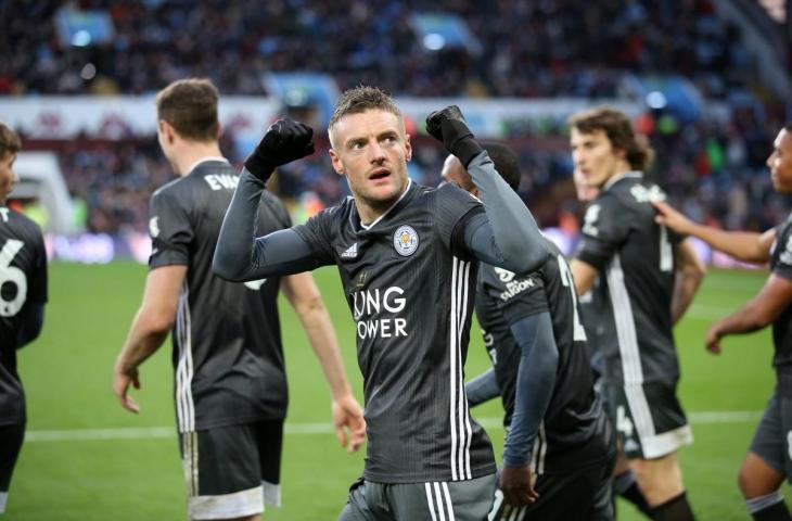 Selebrasi Jamie Vardy usai menjebol gawang Aston Villa. (Twitter/@LCFC).